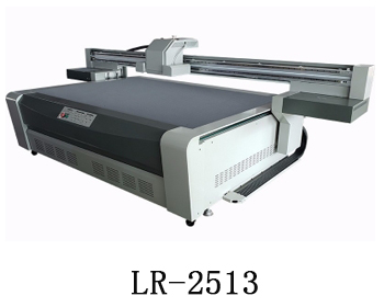 LR-2513通常我們也稱為萬能打印機，他是根據(jù)國際標(biāo)準(zhǔn)尺寸而來，加上這種uv機器不收材質(zhì)約束，差不多什么都可以打印，通常我們也稱之為萬能打印機